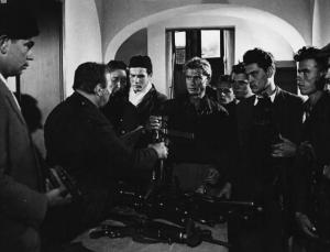Fotografia del film "Cuori senza frontiere" - Regia Luigi Zampa 1950 - L'attore Erno Crisa afferra un fucile tra numerosi attori non identificati.