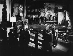 Fotografia del film "Cuori senza frontiere" - Regia Luigi Zampa 1950 - Un gruppo di attori non identificati, alcuni in uniforme, in un esterno.
