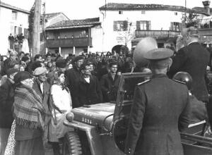 Fotografia del film "Cuori senza frontiere" - Regia Luigi Zampa 1950 - Un gruppo di attori non identificati ascolta un annuncio dato da un uomo su un'auto militare.