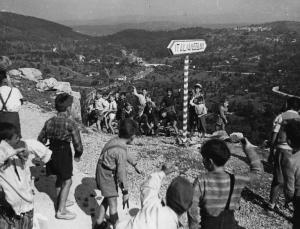Fotografia del film "Cuori senza frontiere" - Regia Luigi Zampa 1950 - Due gruppi di bambini si lanciano sassi dove un cartello indica il confine tra Italia e Iugoslavia.
.