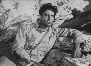 Fotografia del film "Cuori senza frontiere" - Regia Luigi Zampa 1950 - L'attore Raf Vallone seduto su una roccia.