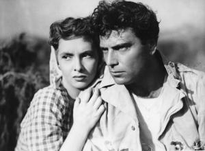 Fotografia del film "Cuori senza frontiere" - Regia Luigi Zampa 1950 - L'attrice Gina Lollobrigida appoggiata alla spalla dell'attore Raf Vallone.