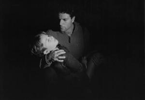 Fotografia del film "Cuori senza frontiere" - Regia Luigi Zampa 1950 - L'attore Raf Vallone regge tra le braccia l'attore Enzo Staiola.