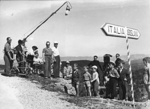 Fotografia del film "Cuori senza frontiere" - Regia Luigi Zampa 1950 - Un gruppo di attori bambini al confine tra Italia e Jugoslavia alla presenza della troupe.