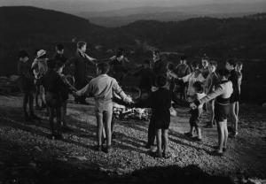 Fotografia del film "Cuori senza frontiere" - Regia Luigi Zampa 1950 - Un gruppo di bambini fa un girotondo attorno ad un fuoco.
