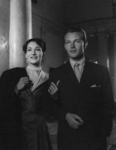 Fotografia del film "Cuori sul mare" - Regia Giorgio Bianchi 1949 - L'attrice Doris Dowling e l'attore Jacques Sernas sottobraccio.