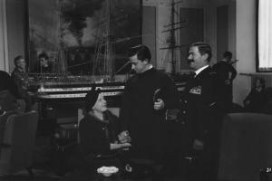 Fotografia del film "Cuori sul mare" - Regia Giorgio Bianchi 1949 - L'attore Paolo Panelli con due attori non identificati.