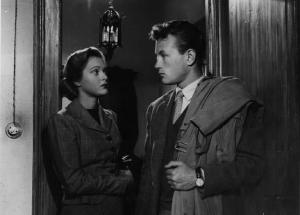 Fotografia del film "Cuori sul mare" - Regia Giorgio Bianchi 1949 - L'attore Jacques Sernas e l'attrice Milly Vitale dialogano.