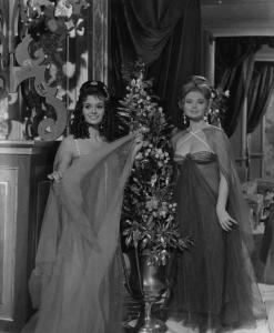 Fotografia del film "Cyrano e d'Artagnan" - Regia Abel Gance 1963 - L'attrice Sylva Koscina con l'attrice Dahlia Lavi sorridono.