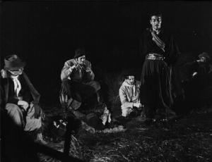 Fotografia del film "Dagli Appennini alle Ande" - Regia Folco Quilici 1959 - L'attore Marco Paoletti e altri attori non identificati dialogano all'aria aperta.