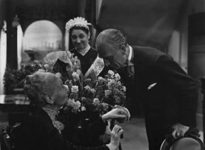 Fotografia del film "La damigella di Bard" - Regia Mario Mattoli 1936 - L'attore Luigi Cimara stringe la mano all'attrice Emma Gramatica.
