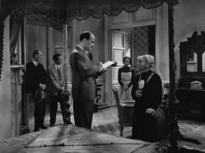 Fotografia del film "La damigella di Bard" - Regia Mario Mattoli 1936 - L'attrice Emma Gramatica in piedi con altri attori non identificati.
