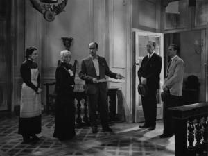 Fotografia del film "La damigella di Bard" - Regia Mario Mattoli 1936 - L'attrice Emma Grammatica in piedi con attori non identificati.