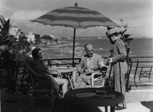 Fotografia del film "La damigella di Bard" - Regia Mario Mattoli 1936 - L'attore Luigi Cimara seduto a un tavolo con un'attrice non identificata e un facchino .