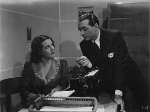 Fotografia del film "La danza dei milioni" - Regia Camillo Mastrocinque 1940 - L'attore Nino Besozzi detta una lettera all'attrice Miretta Mauri .