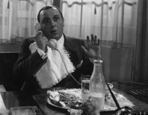 Fotografia del film "La danza dei milioni" - Regia Camillo Mastrocinque 1940 - L'attore Carlo Campanini al telefono.