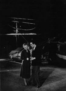 Fotografia del film "Darò un milione" - Regia Mario Camerini 1935 - L'attore Vittorio De Sica e l'attrice Assia Noris in piedi.