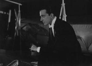 Fotografia del film "Darò un milione" - Regia Mario Camerini 1935 - L'attore Vittorio De Sica con in mano una sigaretta.
