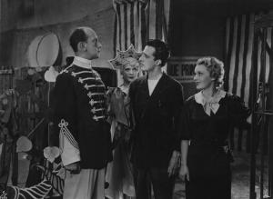 Fotografia del film "Darò un milione" - Regia Mario Camerini 1935 - L'attore Vittorio De Sica e l'attrice Assia Noris con altri attori non identificati.