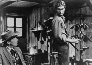 Fotografia del film "Da uomo a uomo" - Regia Giulio Petroni 1967 - L'attore John Philip Law in piedi e un attore non identificato seduto.