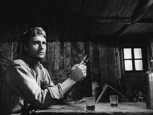 Fotografia del film "Da uomo a uomo" - Regia Giulio Petroni 1967 - L'attore John Philip Law seduto.