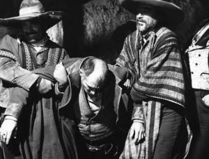 Fotografia del film "Da uomo a uomo" - Regia Giulio Petroni 1967 - Attori non identificati trascinano un attore non identificato.