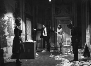 Fotografia del film "I delfini" - Regia Francesco Maselli 1960 - Gli attori Tomas Milian, Betsy Blair, Antonella Lualdi, Gérard Blain all'interno di un salone.