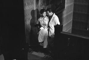Fotografia del film "I delfini" - Regia Francesco Maselli 1960 - L'attrice Claudia Cardinale e un attore non identificato salgono le scale.