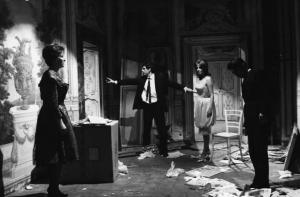 Fotografia del film "I delfini" - Regia Francesco Maselli 1960 - Gli attori Tomas Milian, Betsy Blair, Antonella Lualdi, Gérard Blain all'interno di un salone.