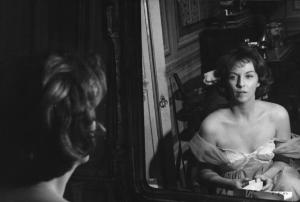 Fotografia del film "I delfini" - Regia Francesco Maselli 1960 - L'attrice Betsy Blair si specchia.
