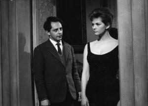 Fotografia del film "I delfini" - Regia Francesco Maselli 1960 - L'attrice Claudia Cardinale e un attore non identificato sull'uscio di una porta.