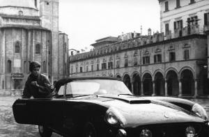 Fotografia del film "I delfini" - Regia Francesco Maselli 1960 - L'attrice Claudia Cardinale sale su un'autovettura.