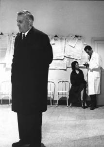 Fotografia del film "I delfini" - Regia Francesco Maselli 1960 - Attori non identificati in una sala d'attesa.