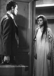 Fotografia del film "I delfini" - Regia Francesco Maselli 1960 - L'attrice Claudia Cardinale in vestaglia e l'attore Sergio Fantoni con una valigia in mano.