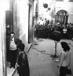 Fotografia del film "I delfini" - Regia Francesco Maselli 1960 - L'attrice Claudia Cardinale con il regista Francesco Maselli durante le riprese.
