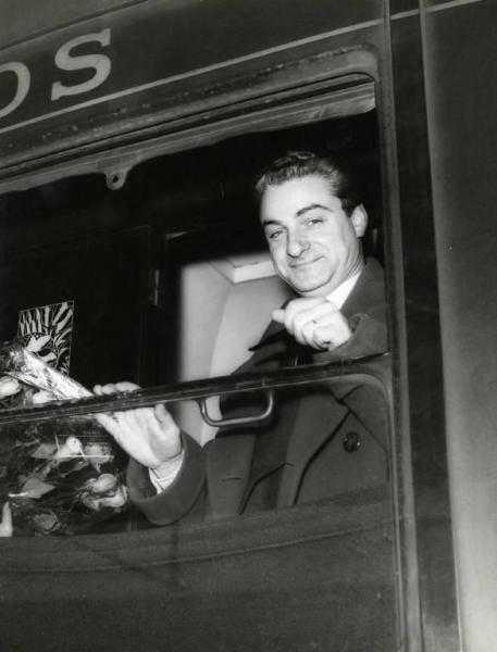 Sul set del film "La diga sul Pacifico" - Regia René Clément, 1957 - Il regista René Clément si affaccia a un finestrino di un treno.