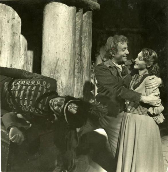 Scena del film "Don Buonaparte" - Regia Flavio Calzavara, 1941 - Piano americano di Osvaldo Valenti che abbraccia Oretta Fiume. Un soldato è sdraiato su una cassa alla loro destra.