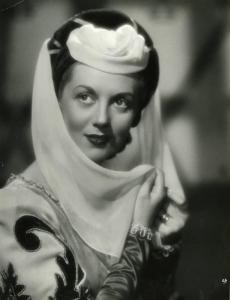 Scena del film "Dente per dente" - Regia Marco Elter, 1943 - Primo piano di Nelly Corradi. L'attrice tiene con le mani il velo che scende dal suo copricapo.