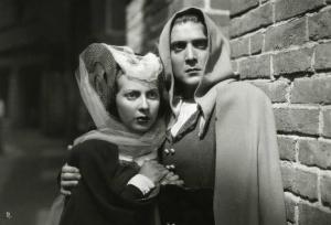 Scena del film "Dente per dente" - Regia Marco Elter, 1943 - Mezza figura frontale di Loredana e Osvaldo Genazzani. L'attore con un abbraccio le cinge le spalle.