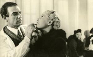 Sul set del film "Il destino in tasca" - Regia Gennaro Righelli, 1938 - Rita Livesi si lascia truccare da Altieri, il noto truccatore di "Scipione", " Tre desideri", "Gli ultimi giorni di Pompeo".