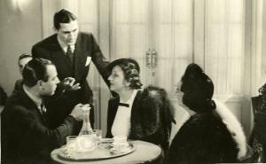 Sul set del film "Il destino in tasca" - Regia Gennaro Righelli, 1938 - Ugo Vitagliano precisa la situazione ad alcuni attori. Da sinistra a destra: Iacobini, Nardi, Boccasini.