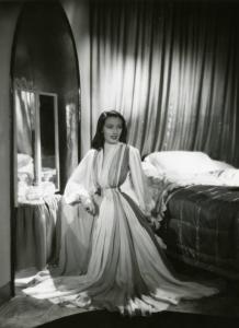 Scena del film "Diamanti" - Regia Corrado D'Errico, 1939 - Doris Duranti posa in vestaglia all'interno di una camera da letto.