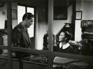 Scena del film "Diamanti" - Regia Corrado D'Errico, 1939 - Alberto Manfredini, in piedi a sinistra, guarda Doris Duranti, seduta a destra mentre gli parla.