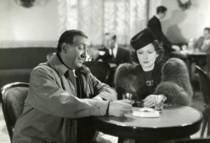 Scena del film "Diamanti" - Regia Corrado D'Errico, 1939 - Mezza figura: Guglielmo Sinaz e Laura Nucci seduti al tavolo di un bar.