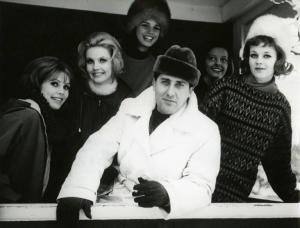 Sul set del film "Il diavolo" - Regia Gian Luigi Polidoro, 1963 - Foto di gruppo di Alberto Sordi, Gunilla Elm-Tornkvist e altre donne.