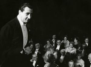Scena del film "Il diavolo" - Regia Gian Luigi Polidoro, 1963 - Mezza figura di Alberto Sordi in smoking, sullo sfondo un gruppo di persone sedute, vestite in abiti da sera.