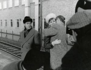 Sul set del film "Il diavolo" - Regia Gian Luigi Polidoro, 1963 - Mezza figura: Alberto Sordi, a sinistra, guarda Gunilla Elm-Tornkvist, a destra, abbracciata ad un attore non identificato. In primo piano, di spalle, alcuni operatori.