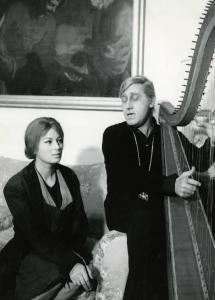 Scena del film "Il disco volante" - Regia Tinto Brass, 1964 - Silvana Mangano seduta su un divano ascolta Alberto Sordi che suona l'arpa seduto accanto a lei.