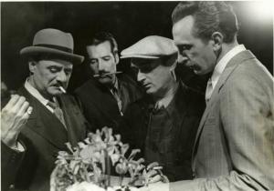 Sul set del film "Divieto di sosta" - Regia Marcello Albani, 1941 - Il regista Marcello Albani mentre insegna una scena del film a Crisman e a Riento.
