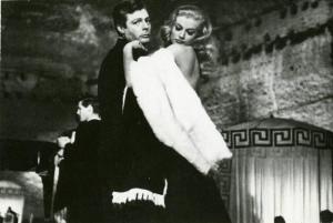 Scena del film "La dolce vita" - Regia Federico Fellini, 1960 - Piano americano di Marcello Mastroianni e Anita Ekberg mentre ballano abbracciati. Sullo sfondo, altre coppie, ballano.